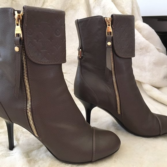 LOUIS VUITTON LV Logo Double Zipper Taupe Leather Gold Hardware Boots Booties - Picture 3 of 7